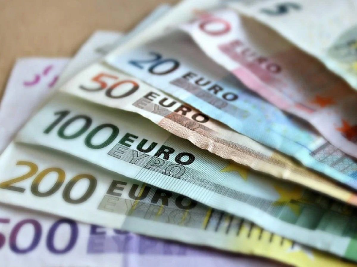 euros-money-currency-min